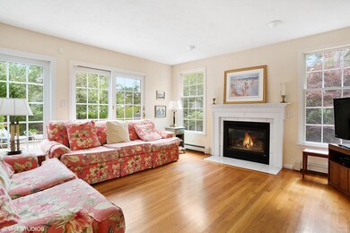 04_37WaterviewCircle_1_LivingRoom_HiRes