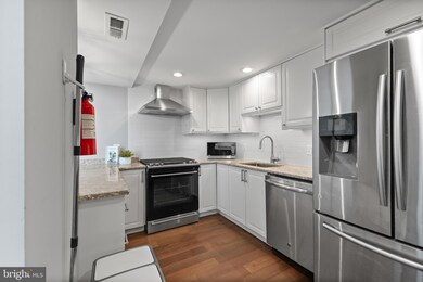 Town Square Towers unit 813, Washington, DC 20024 - photo 6