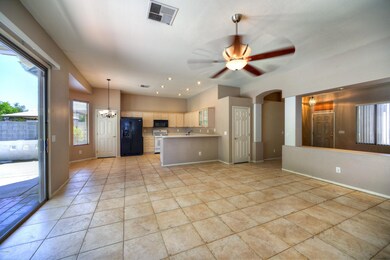 004_Family Room