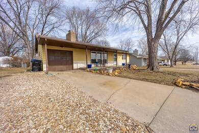 912 SW 37th St, Topeka, KS 66611 - photo 2