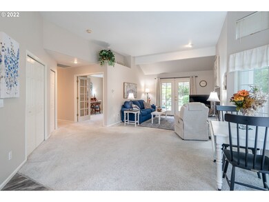 Living Room/Entrance