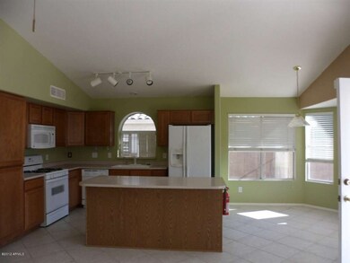 ISLAND KITCHEN W/ BAY NOOK