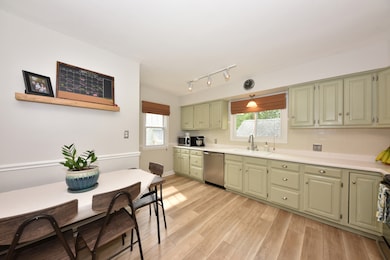 Tons of Kitchen Cabinets!