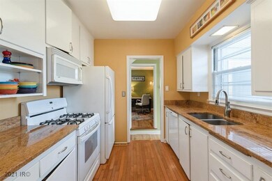 6110 Pleasant Dr, Des Moines, IA 50312 - photo 7