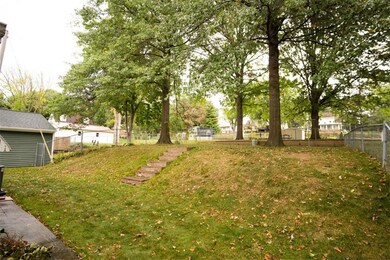 2405 E 28th St, Des Moines, IA 50317 - photo 3