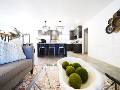 2113 E KNOLL CIR