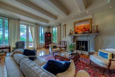 015_Living Room and Camelback Views