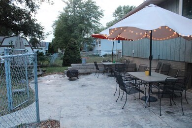 407 W 61st St, Davenport, IA 52806 - photo 2