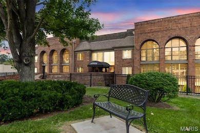 14300 Conway Meadows Ct E unit 302, Chesterfield, MO 63017 - photo 2