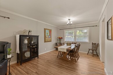 Spacious Dining 
Overlooks the Backyard