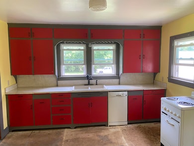 904 w Locust kitchen IMG_0359