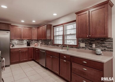 2118 Olympia Dr, Bettendorf, IA 52722 - photo 4