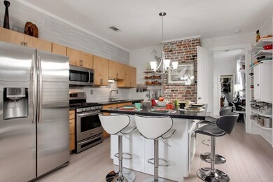 Removable kitchen island.