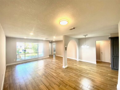 8318 Misty Vale Ln, Houston, TX 77075 - photo 3