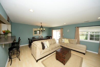 4-Living Room-131 Medinah Ct