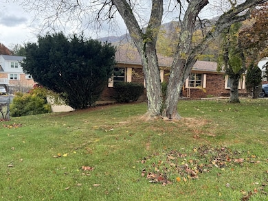 619 Robin St, Bluefield, VA 24605 - photo 2