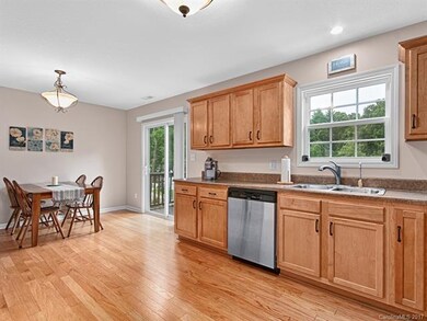 Eat in Kitchen & great counter space.