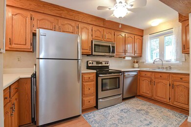 84 Shelburne Rd, MerriMacK, NH 03054 - photo 5