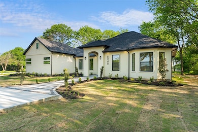 View of front facade with roof with shingles, stuc