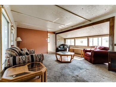 Living Room/Entrance