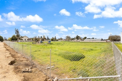 3154 W Mckinley Ave, Fresno, CA 93722 - photo 2