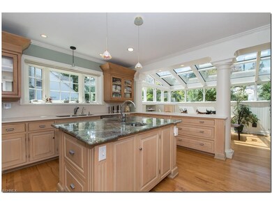 EXTRAORDINARY SPACE. BEAUTIFUL CUSTOM CABINETRY. W