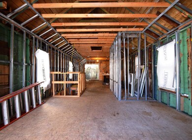 (4) Living Room