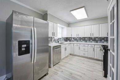 6009 Maywood Dr, Houston, TX 77053 - photo 6