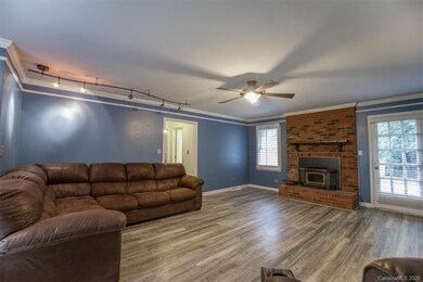 Living room dimensions 15' 8