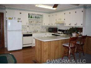 Kitchen with Breakfast Bar