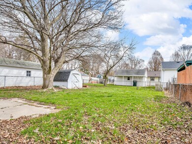 3-web-or-mls-2707 Forest Ave Lansing 3
