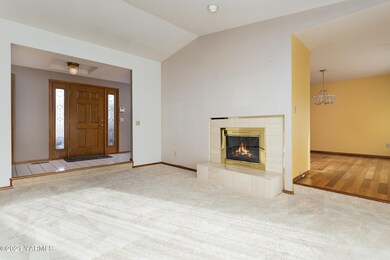 Living Rm w/Vaulted Ceiling