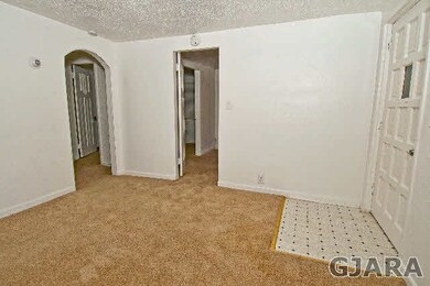 Entry/Living Room