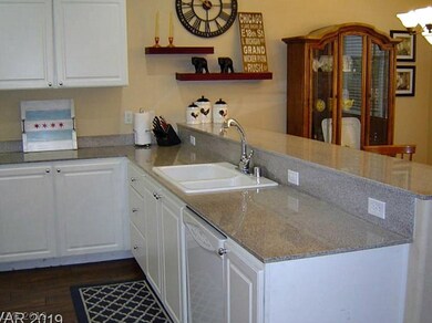 Bright kitchen with lot's of cabinets, spacious gr