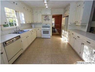 Nice bright kitchen with breakfast room and gas st