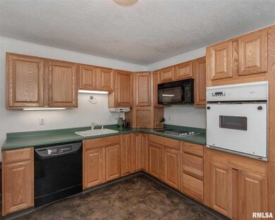 7411 Kelling St, Davenport, IA 52806 - photo 6