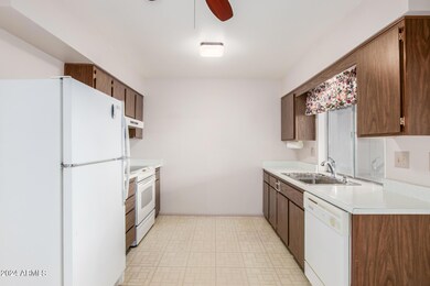 14034 N Newcastle Dr, Sun City, AZ 85351 - photo 2