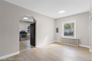 18404 Deering St, Livonia, MI 48152 - photo 7