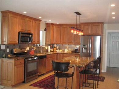 Kitchen. Recessed lighting, granite countertops, s