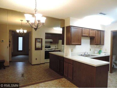 Nice Eating Area In Kitchen *
