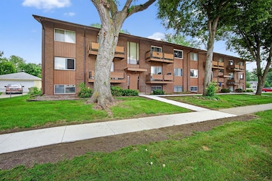 4211 65th St unit 1, Urbandale, IA 50322 - photo 2