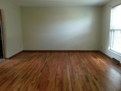 1861 Willoway - Living room
