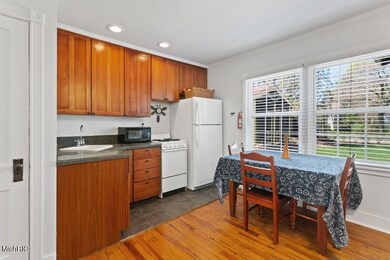 04_15657Lakeshore_13_5_Kitchen_LowRes