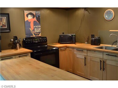 Kitchen - Notice the enormous amount of counter sp