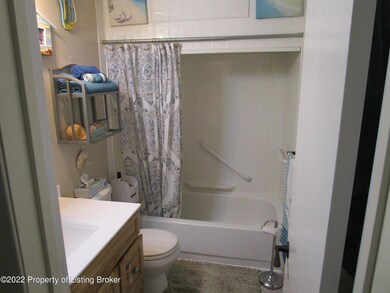 511 W Ash Ave, Glen Ullin, ND 58631 - photo 7