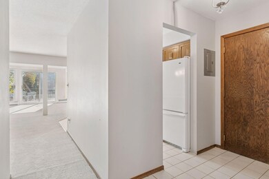 Bright & Cheery Unit w/Plenty of Natural Lighting...!