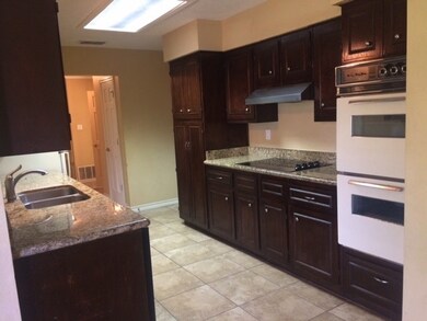 1504 Wildrose Ln, Laredo, TX 78041 - photo 3