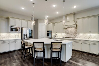 Spacious Kitchen w/island