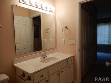 4577 N Thornhill Dr, Peoria, IL 61615 - photo 6