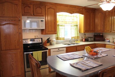 Kitchen - Plenty of CT space